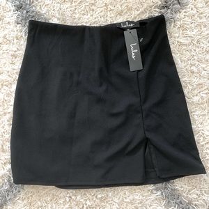 NWT. Lulu’s black mini skirt with slit.